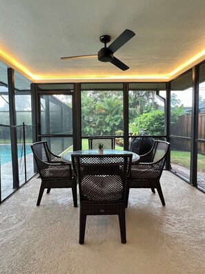 Outdoor dining - Charming 3-bedroom house in delightful Naples with Heated Pool (Naples)