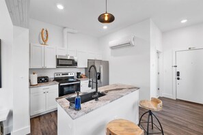 Four à micro-ondes, un four, surface de cuisson, lave-vaisselle