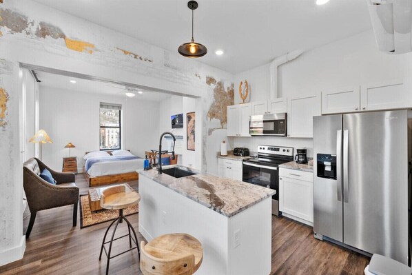 Four à micro-ondes, un four, surface de cuisson, lave-vaisselle