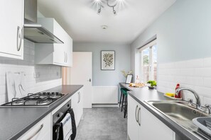 Fridge, stovetop - Urban Stay (Slough)