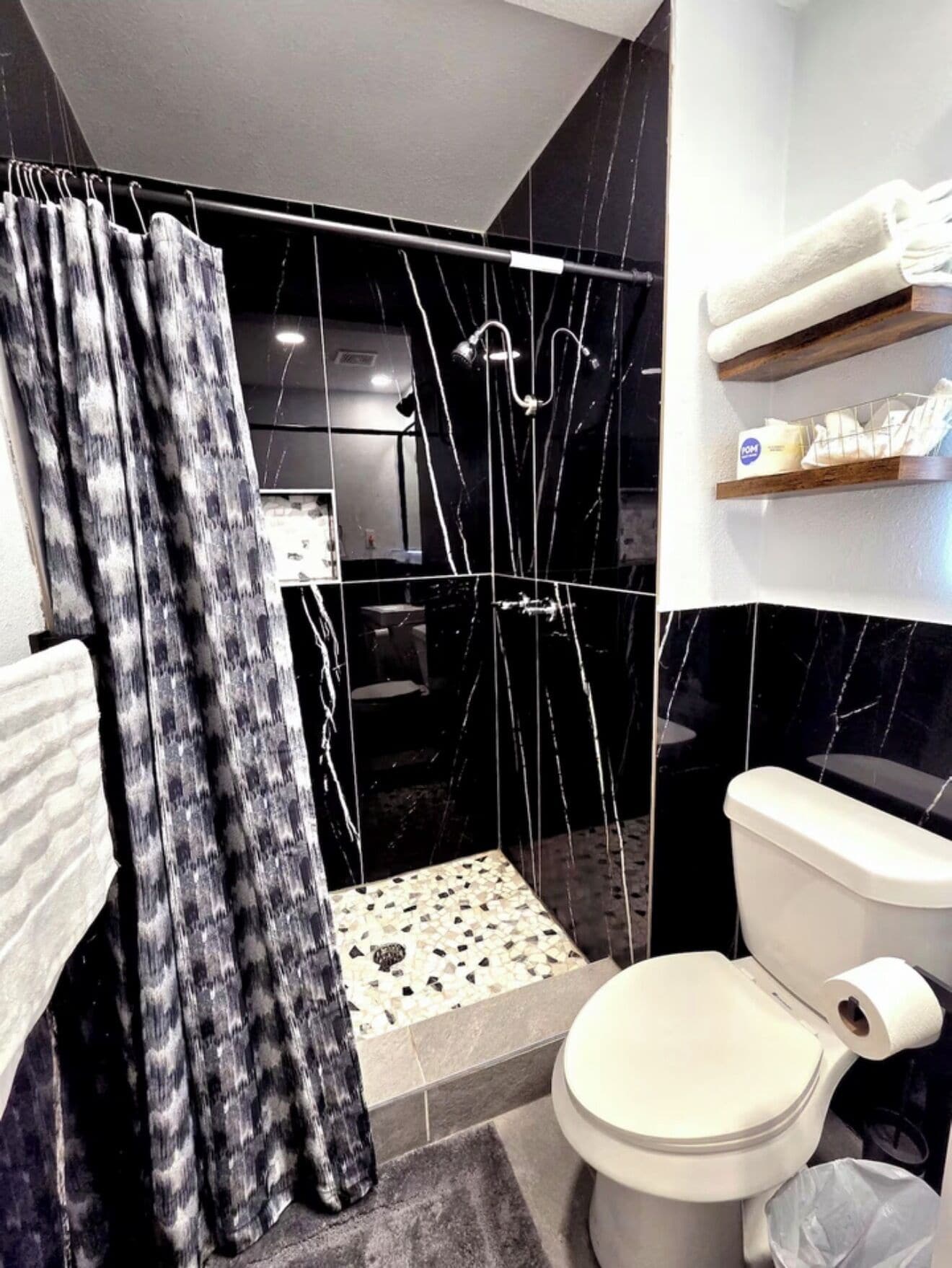 Een douche, een haardroger, handdoeken, zeep