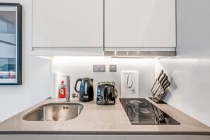 Fridge, stovetop - The Cosy Luxe (Slough)