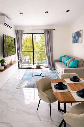 Smart TV - Modern 2 bedroom apartment with Pool View and access to the vibrant city heart. (Playa del Carmen)
