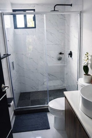 Shower, towels, soap, toilet paper - Modern 2 bedroom apartment with Pool View and access to the vibrant city heart. (Playa del Carmen)