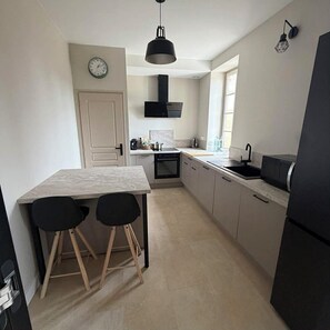 雪櫃、微波爐、焗爐、爐具