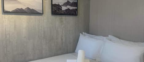 Een strijkplank/strijkijzer, wifi, beddengoed