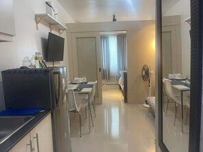 Dining - Sea residences near MOA Arena/SMX 2nd floor 1BR by darpm (Pasay City)