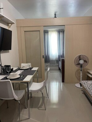 1 habitación, tabla de planchar con plancha, wifi y ropa de cama 