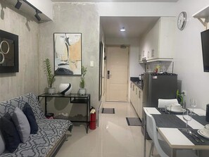 Living area - Sea residences near MOA Arena/SMX 2nd floor 1BR by darpm (Pasay City)