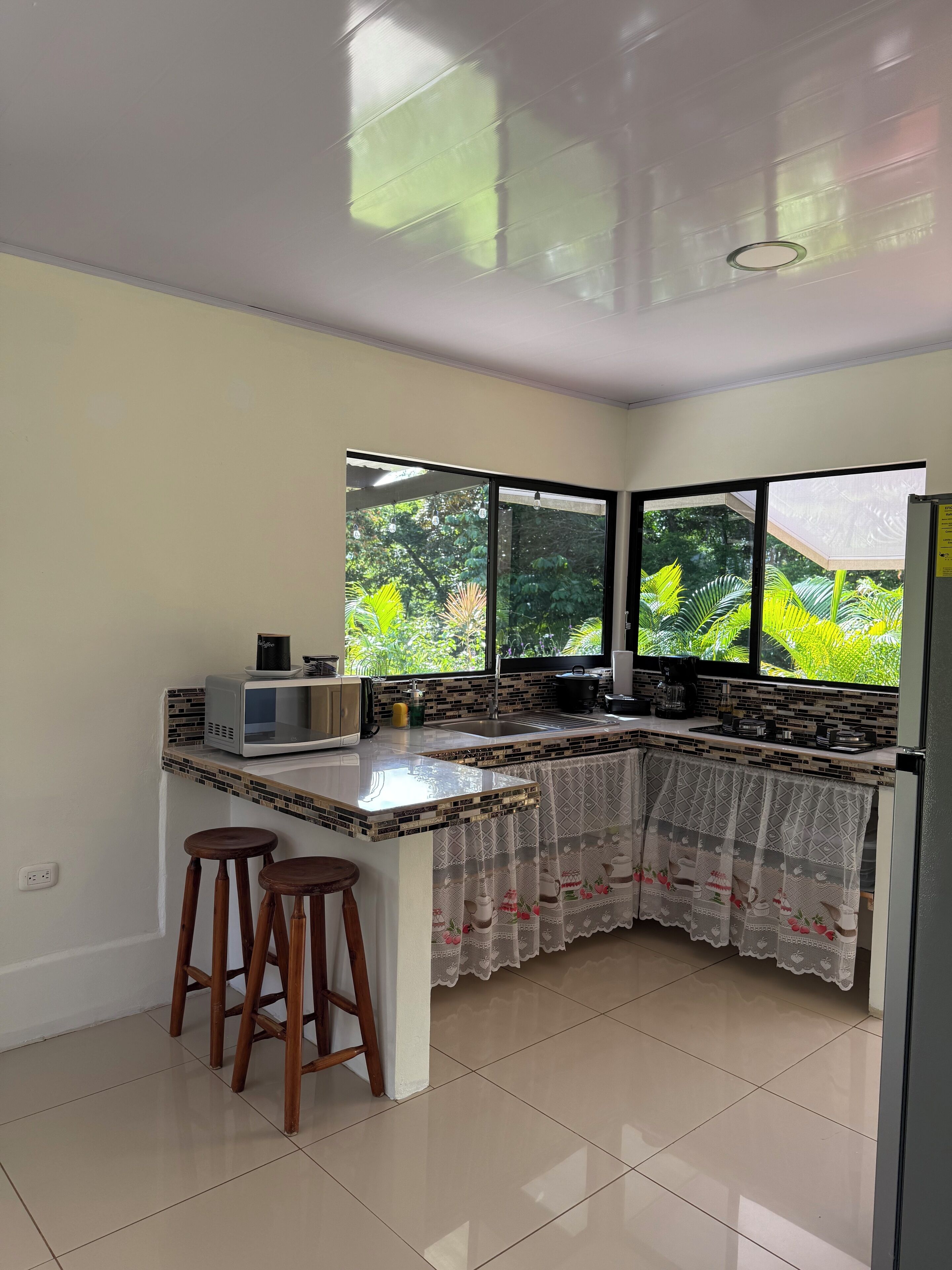 Micro-ondes, bouilloire électrique, grille-pain