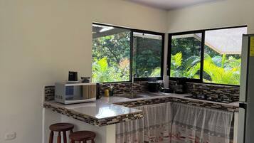 Micro-ondes, bouilloire électrique, grille-pain