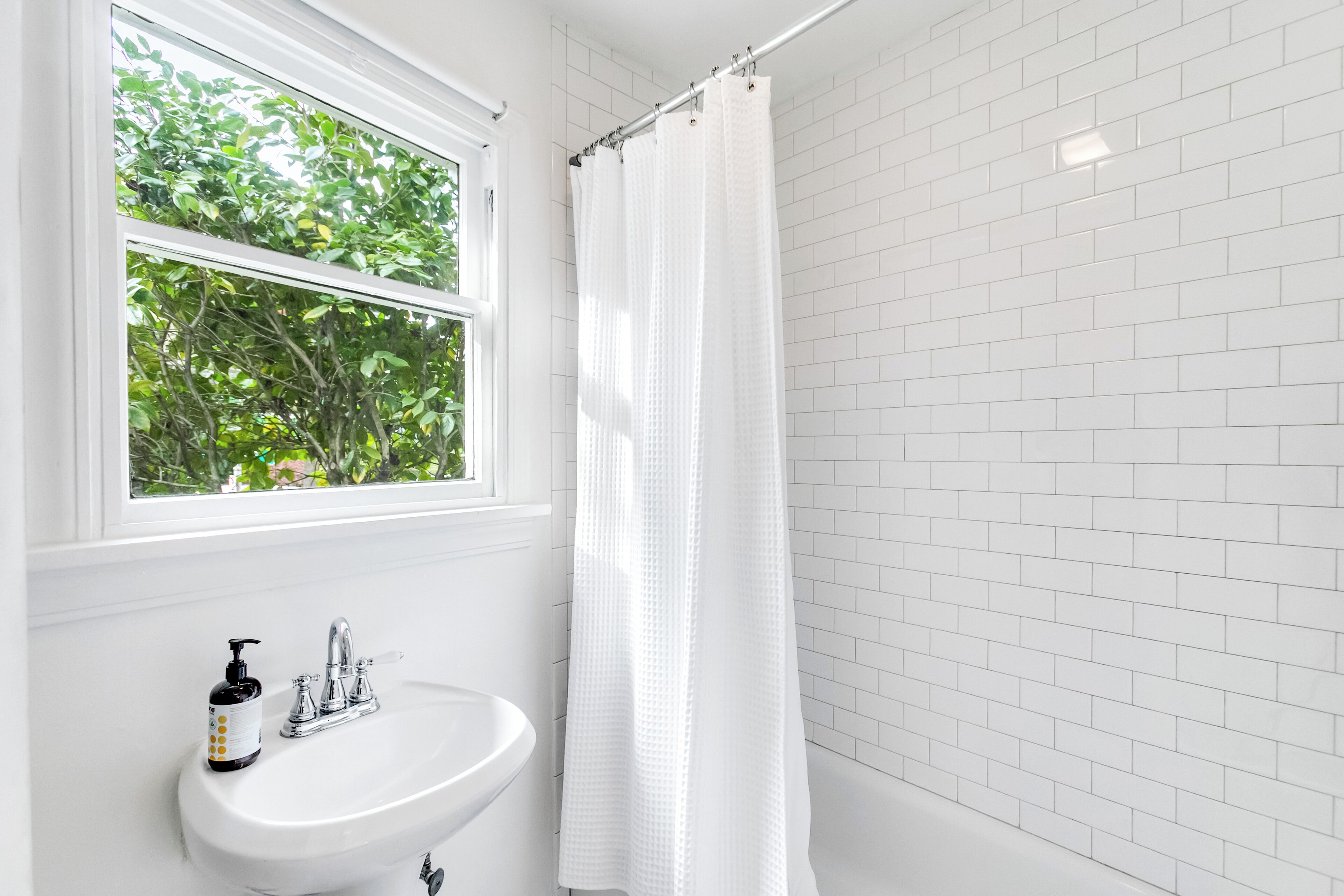 Comfort Double Room | Bathroom | Shower, towels, soap, shampoo