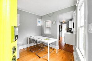 Comfort Double Room | Dining - Montlake Hideaway in Spite House (Seattle)