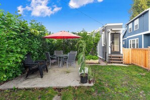 Outdoor dining - Montlake Hideaway in Spite House (Seattle)