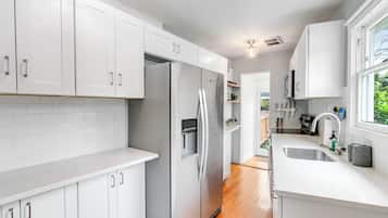 Comfort Double Room | Private kitchen | Fridge, microwave, oven, stovetop