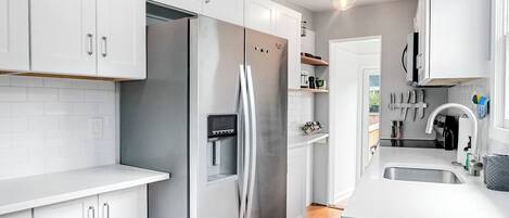 Comfort Double Room | Private kitchen | Fridge, microwave, oven, stovetop