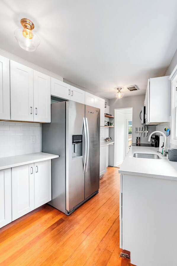 Comfort Double Room | Private kitchen | Fridge, microwave, oven, stovetop - Montlake Hideaway in Spite House (Seattle)