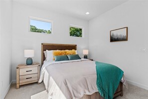 Tabla de planchar con plancha, wifi y ropa de cama