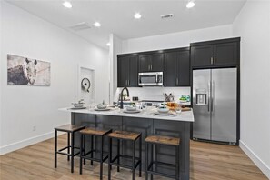 Microondas, horno, parrilla de estufa y lavavajillas