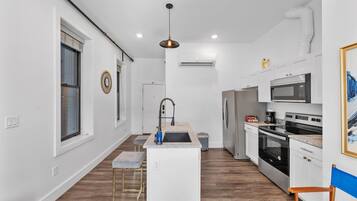 Microondas, horno, parrilla de estufa y lavavajillas