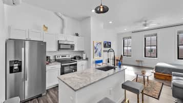 Microondas, horno, parrilla de estufa y lavavajillas