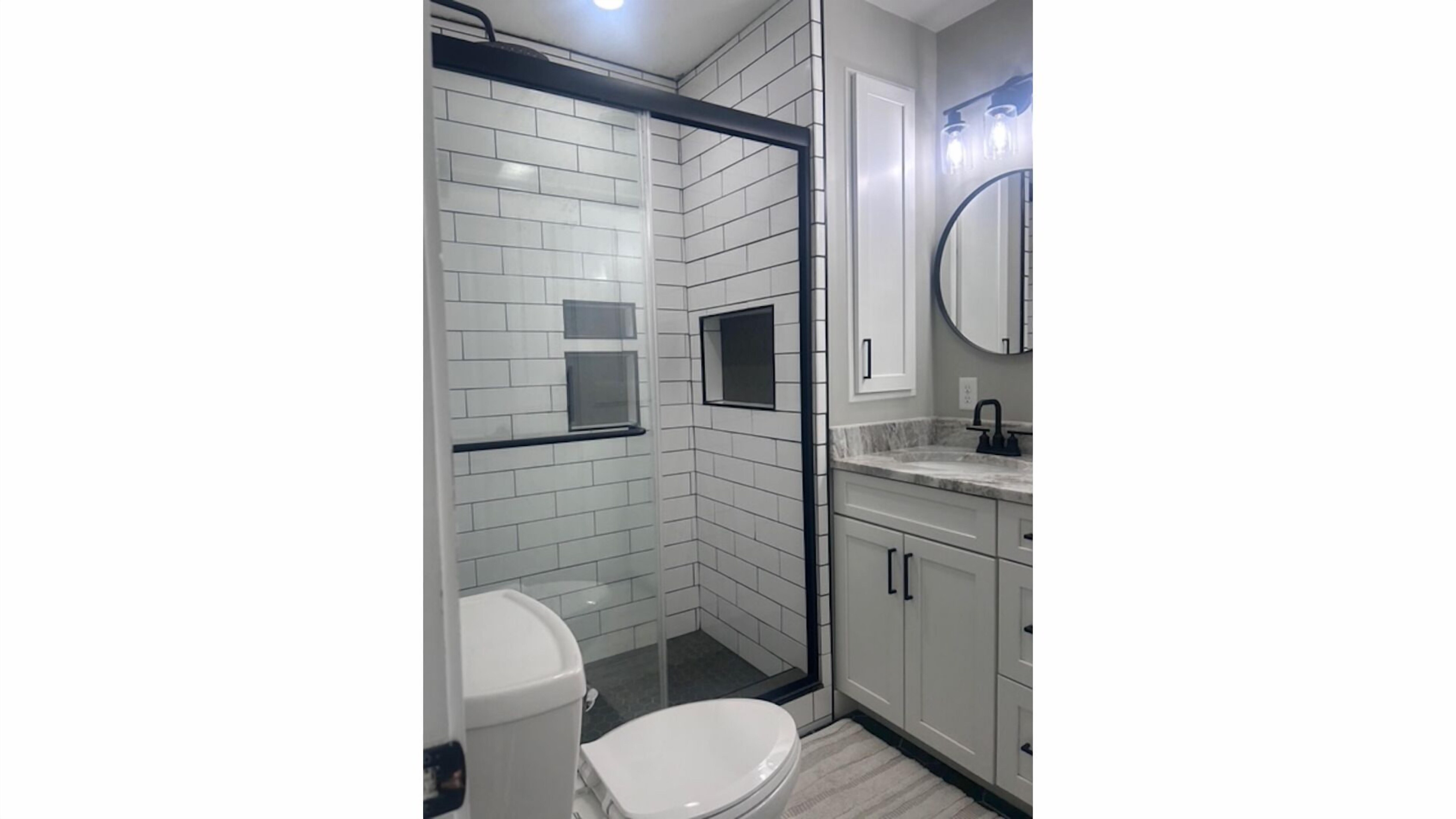 Regadera, toallas, jabón, papel de baño 
