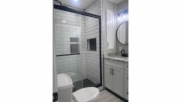 Regadera, toallas, jabón, papel de baño