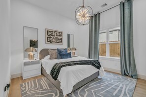 3 bedrooms, desk, iron/ironing board, WiFi - Market St Blue Home 3BR/3BA Near Downtown Houston (Houston)