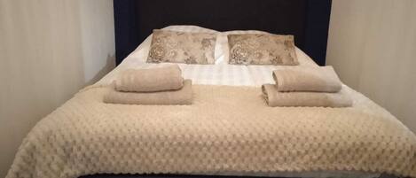 Bügeleisen/Bügelbrett, Internetzugang, Bettwäsche