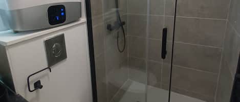 Haartrockner, Handtücher, Seife, Toilettenpapier