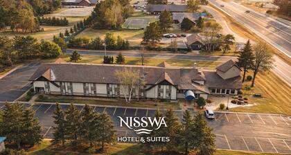 King Room Retreat in Nisswa – Indoor Pool, Sauna & Near Gull Lake