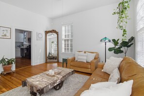 Smart TV, books, computer monitors - Casa Verde: 4BR with 4 Ensuites, Walk to Riverwalk and Downtown! (Wilmington)