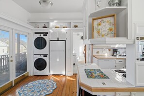 Fridge, microwave, oven, stovetop - Casa Verde: 4BR with 4 Ensuites, Walk to Riverwalk and Downtown! (Wilmington)