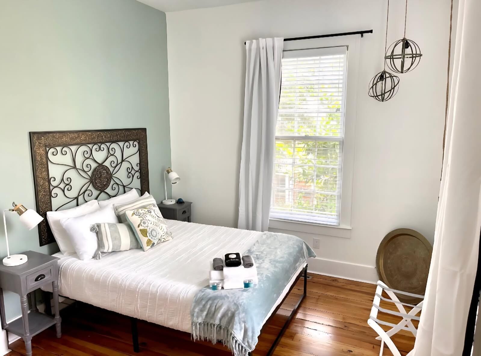 4 habitaciones, tabla de planchar con plancha, wifi y ropa de cama 