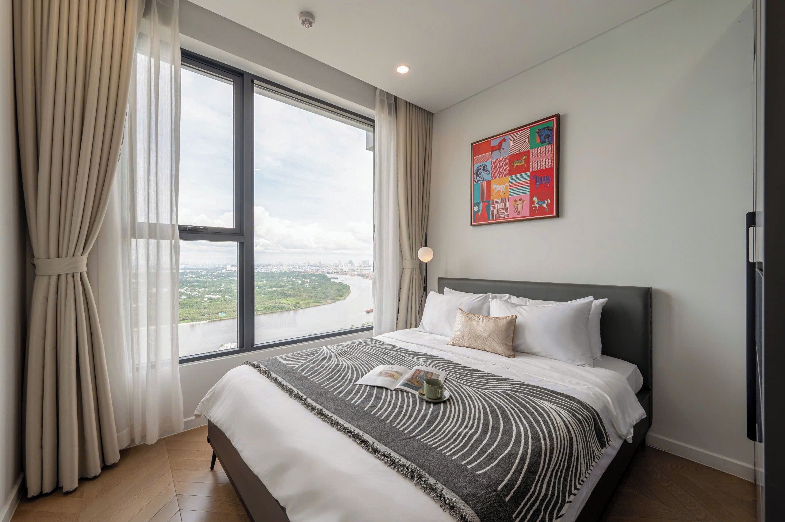 Apartamento de lujo, 1 habitación, balcón, vistas a la ciudad | Minibar con artículos gratuitos y escritorio