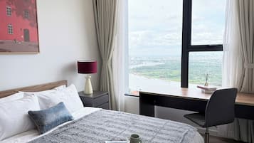 Căn hộ Cao cấp, 1 phòng ngủ, ban công, quang cảnh thành phố | Minibar với thức uống miễn phí, bàn