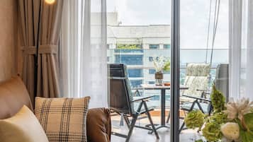 Luxury Apartment, 2 Bedrooms, Balcony, City View | Living area