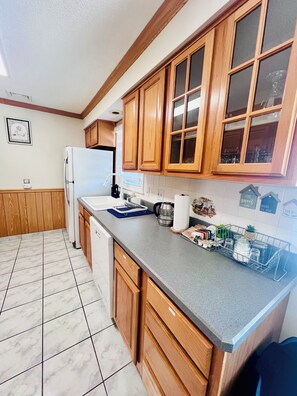 Private kitchen - Spacious, cozy 3BR Home-Near CCSU, UConn Health (New Britain)