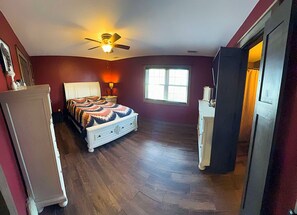 3 habitaciones, escritorio y tabla de planchar con plancha 