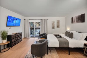 1 bedroom, desk, iron/ironing board, free WiFi - An Upscale Midtown Studio w/ Private Balcony (Raleigh)