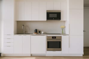 Full-sized fridge, microwave, oven, stovetop - Nest Downtown Montreal (Montréal)