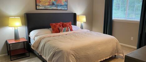 Planxa i posts de planxar, wifi i roba de llit