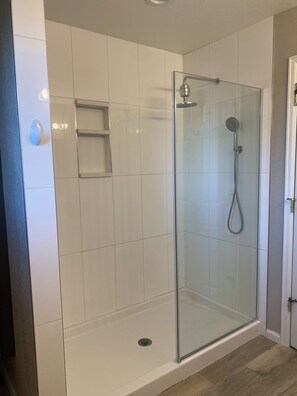 Shower, towels, soap, toilet paper - 3-bedroom home on a quiet cul-de-sac. Fenced yard. Laundry Room.  (Littleton)