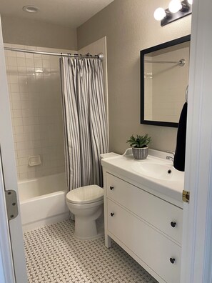 Shower, towels, soap, toilet paper - 3-bedroom home on a quiet cul-de-sac. Fenced yard. Laundry Room.  (Littleton)