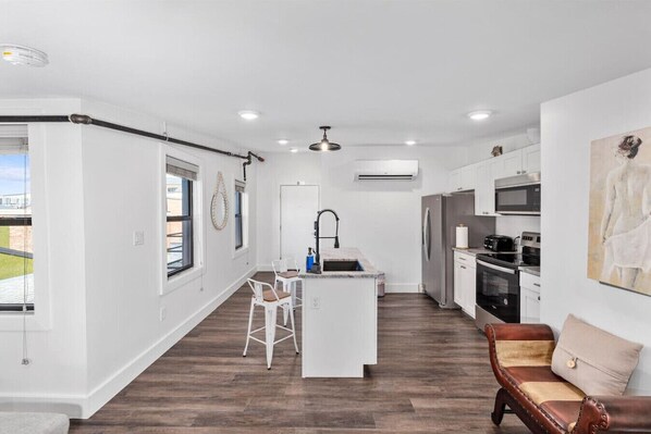 Jääkaappi, mikroaaltouuni, uuni, liesi