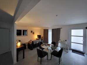 TV - Adorable 2-bedroom apartment in Villers-la-Montagne, only 10 min from Luxembourg (Villers-la-Montagne)