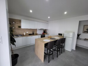 Microwave, oven, stovetop, dishwasher - Adorable 2-bedroom apartment in Villers-la-Montagne, only 10 min from Luxembourg (Villers-la-Montagne)