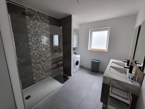 Een haardroger, handdoeken, toiletpapier