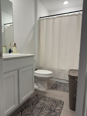 Hiustenkuivaaja, pyyhkeet, saippua, vessapaperi