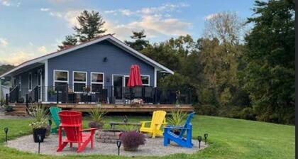 Lakeside ADK Cottage with access to Westport boat launch and amenities!